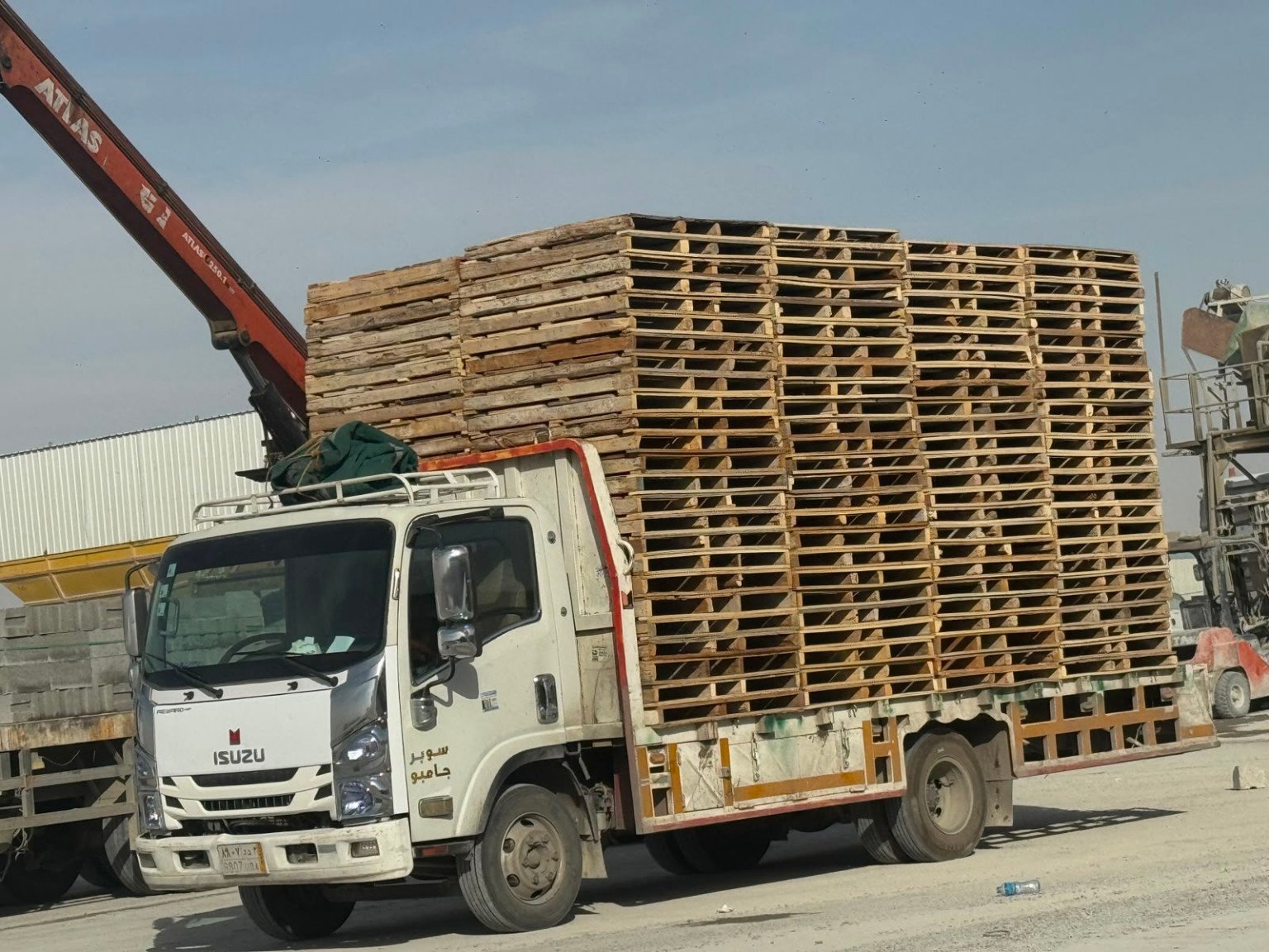 Bulk wooden pallet delivery
